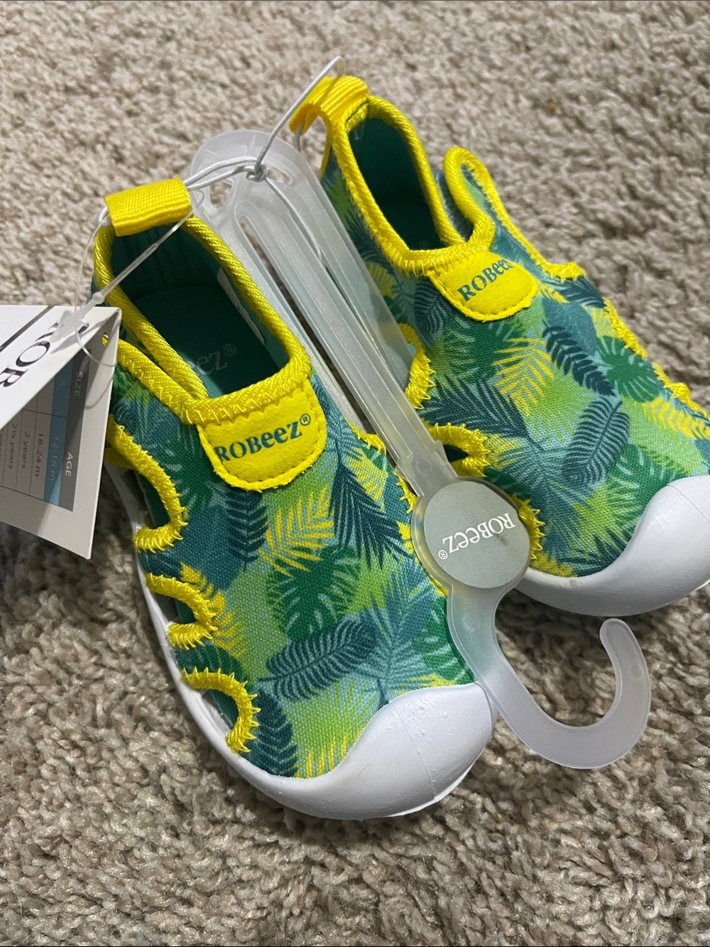 NIB- Robeez - 5c - water shoe